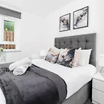 Two Bedroom Apartment - Balcony - Secure Parking - Top Rated - Underfloor Heating - 2Mc