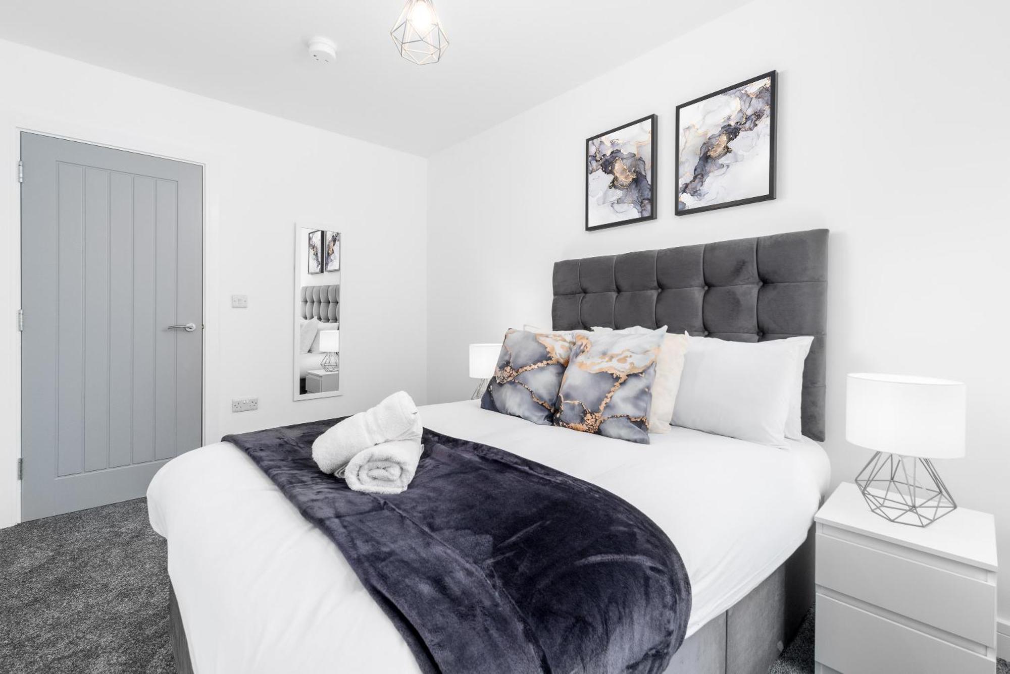 Two Bedroom - Balcony - Secure Parking - Rated - Underfloor Heating - 2mc Apartment
